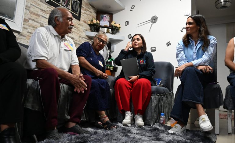 Con ‘Alcaldesa en tu casa’, Ale Rojo visita a vecinos de colonia Paulina Navarro