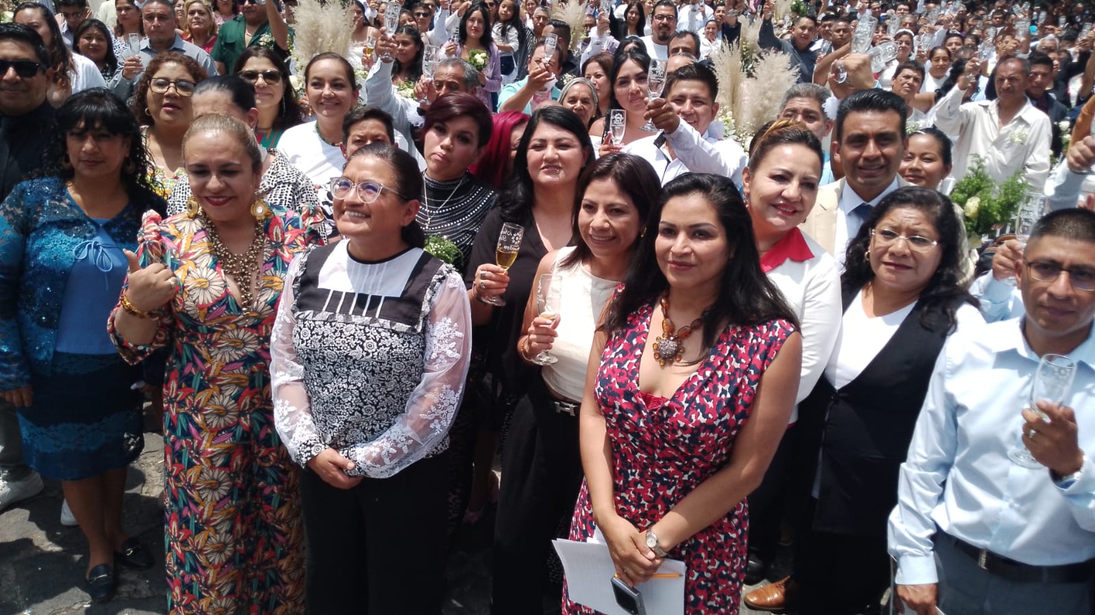 Celebran boda comunitaria de 300 personas en Iztapalapa