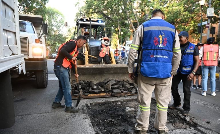 Alcaldía tapa baches y repara luminarias en colonia Juárez