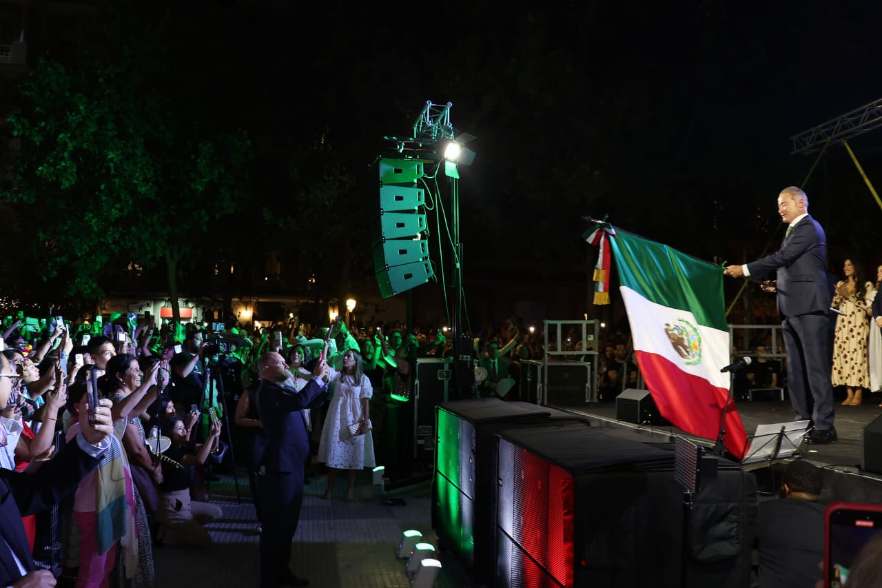 Resuena el viva México en el país del que nos independizamos