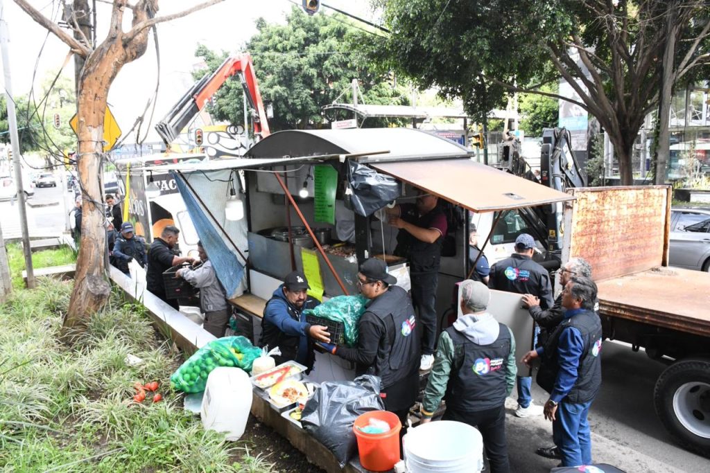 Con el objetivo de mantener el orden y la seguridad en las calles de la alcaldía Benito Juárez, el Gobierno del alcalde Luis Mendoza realizó diversos operativos para la recuperación del espacio público en coordinación con elementos de Blindar BJ360° y el apoyo de las áreas de Servicios Urbanos y Jurídica y Gobierno y Vía Pública. FOTO: Especial