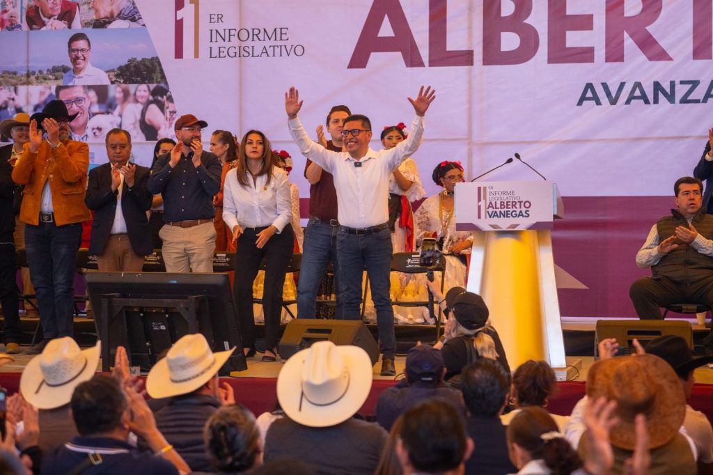 “Rendir cuentas al pueblo, mirarlo de frente, escucharlo y reconocer su voz, es lo que aprendimos del presidente Andrés Manuel López Obrador, nuestro líder moral, quien nos enseñó que el poder solo tiene sentido y se convierte en virtud cuando se pone al servicio de los demás”, destacó el diputado Alberto Vanegas.