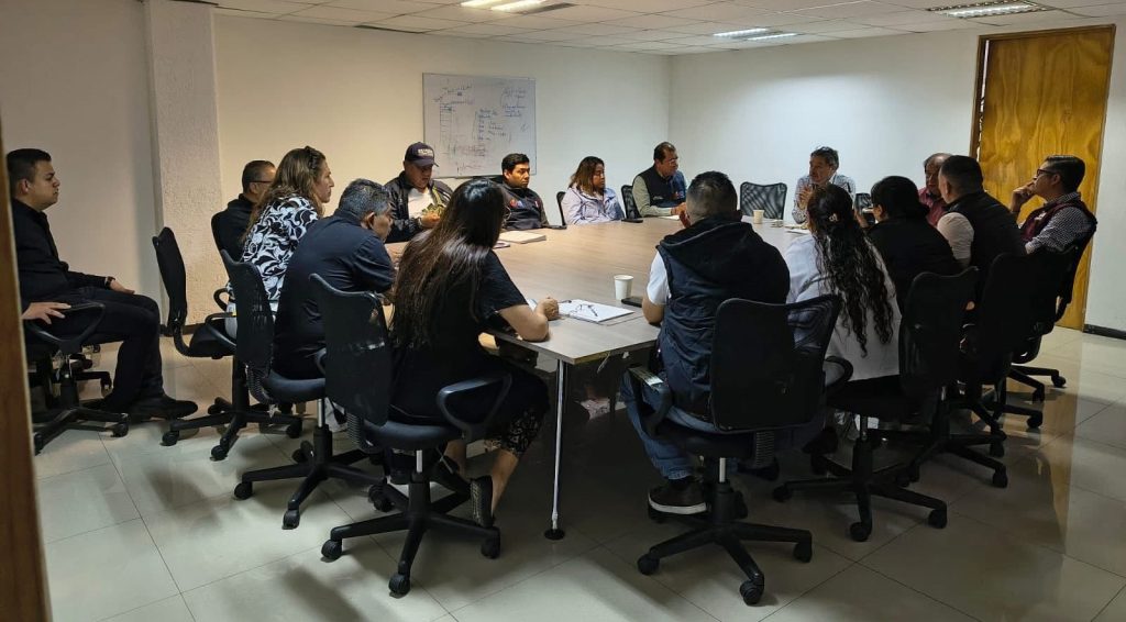 Este viernes se estableció una mesa de diálogo entre el Gobierno Central, la alcaldía Cuauhtémoc e integrantes del comercio popular desalojados la semana pasada por elementos de la demarcación; sin embargo, no asistió Alessandra Rojo de la Vega, principal promotora del ordenamiento en las calles.