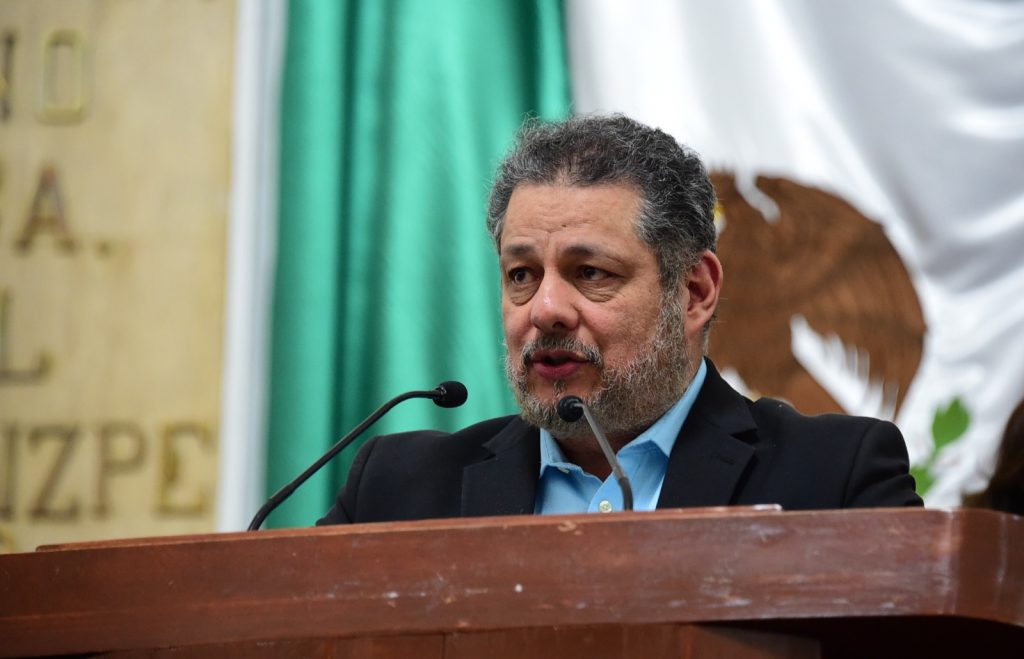 Para lograr espacios dignos de estancia y espera para familiares en los hospitales públicos de la Ciudad de México, así como incorporar el enfoque de cuidados en la atención en dichos espacios, el Congreso capitalino estudia una iniciativa para reformar los artículos 12, 16 y 44 de la Ley de Salud local, y adicionar el Artículo 47 Bis del mismo ordenamiento.