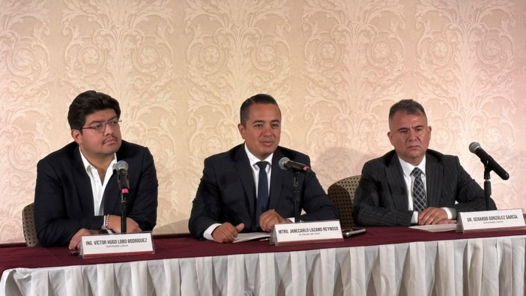 Víctor Hugo Lobo Rodríguez (izquierda); a la derecha Gerardo González, su "Juanito"