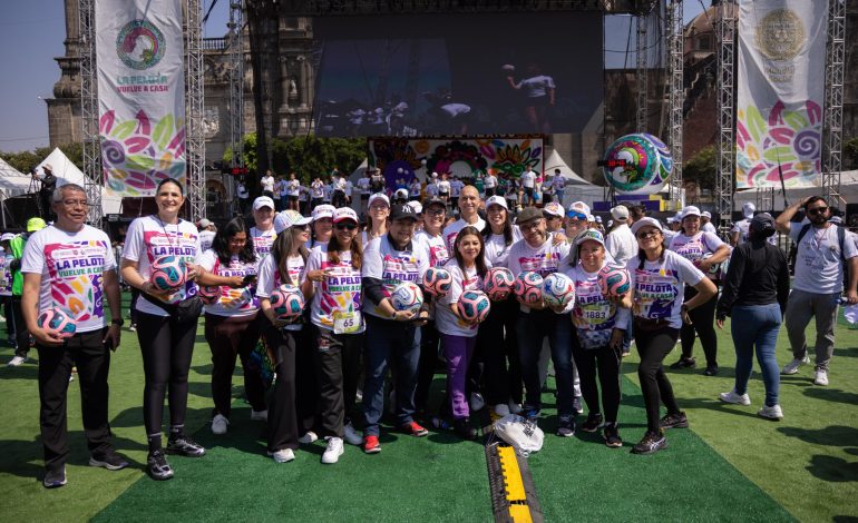 Casi 10 mil en la clase de futbol más grande del mundo