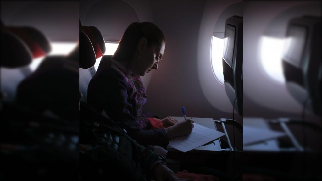 La presidenta viajó el jueves desde la Ciudad de México en el vuelo comercial IB 312 de la aerolínea española Iberia y en clase turista. Por cuestiones de protocolo fue recibida a su llegada a la capital española la tarde de este viernes 18 de abril (hora española) por el embajador de México en España, Quirino Ordaz Coppel. FOTO: Especial