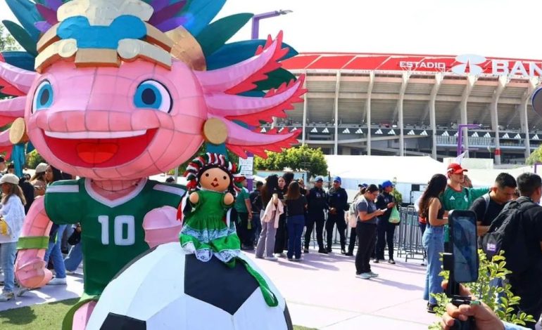 Permanecerá escultura del ajolote en el Azteca