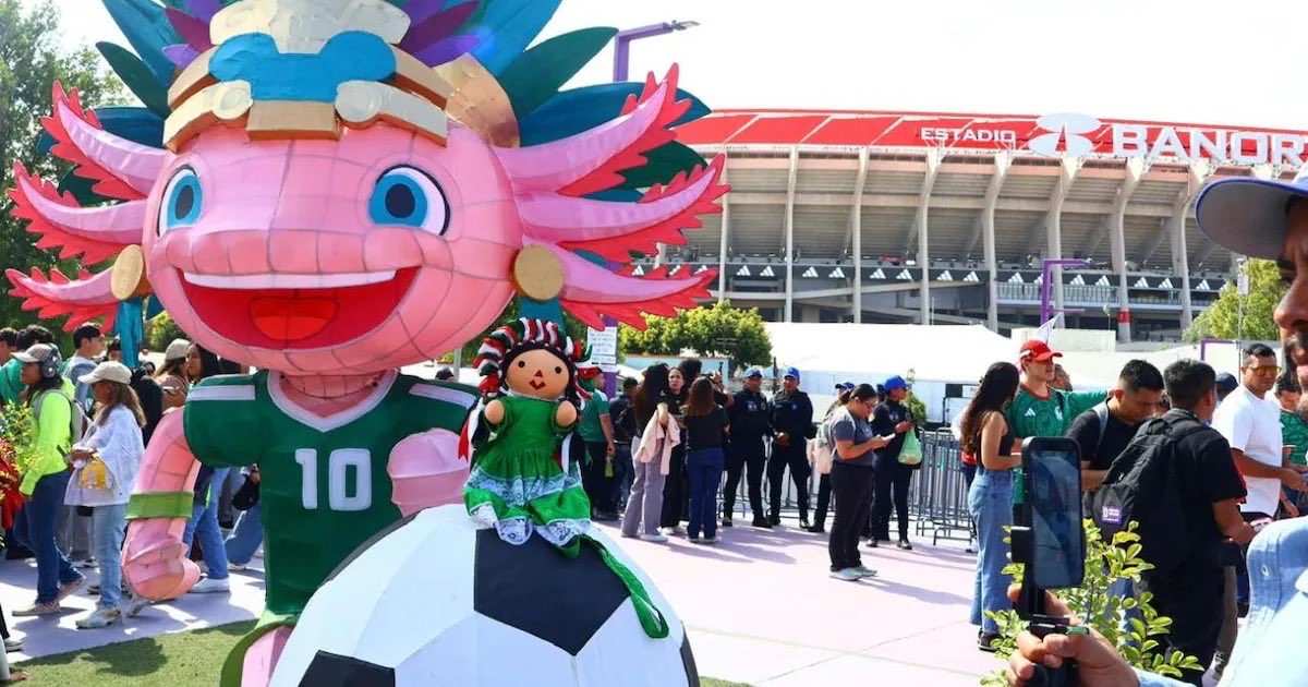 Permanecerá escultura del ajolote en el Azteca