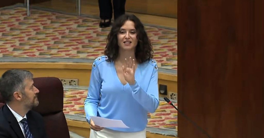 Ayuso es una de las más importantes representantes de la derecha española actual. Quiere ser presidenta de su país, y trabaja para ello, al exterior, y al interior de la nación. ¿Cuál es su fuerza real en Madrid y en España? ¿Cuál es el panorama de su futuro político? Al parecer, otra vez está jugando al límite, como en el “cañas por vidas”. FOTO: captura pantalla transmisión Asamblea Madrid.