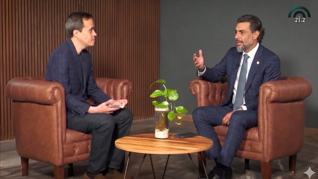 Entre el desinterés del director General del Canal del Congreso de la Ciudad de México, Jorge Armando Rocha, y el maloso jefe de los Chuchos del PVEM, Jesús Sesma, los directivos áreas neurálgicas de todo el aparato de comunicación legislativa están en el limbo. FOTOS: Especial. (Montaje de Sesma en sillón, con IA Gemini)