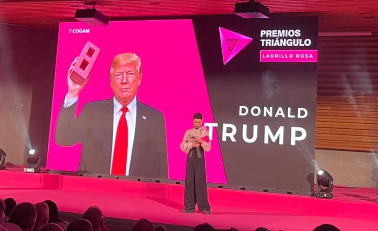 Trump recibe ladrillazo de la comunidad LGBTI+ de Madrid