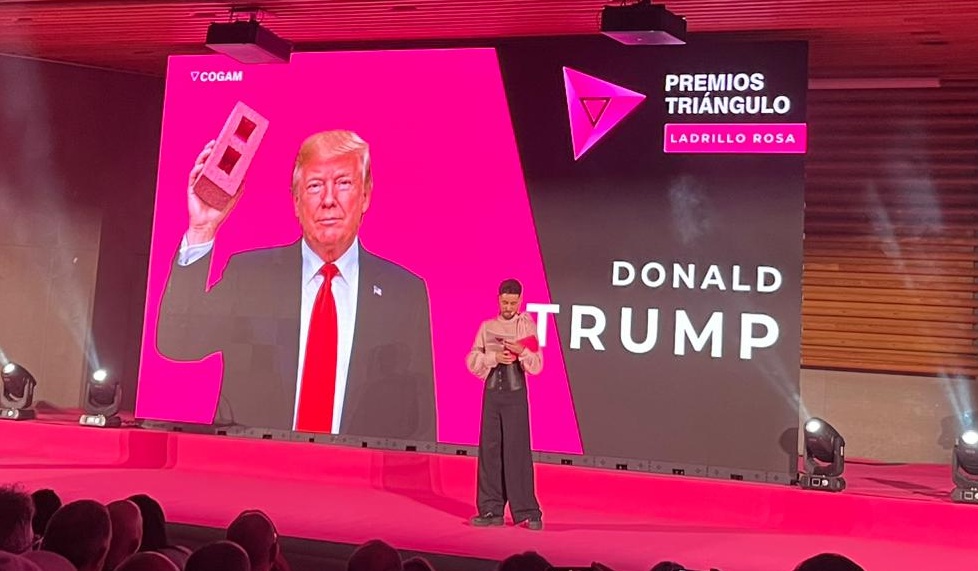Trump recibe ladrillazo de la comunidad LGBTI+ de Madrid